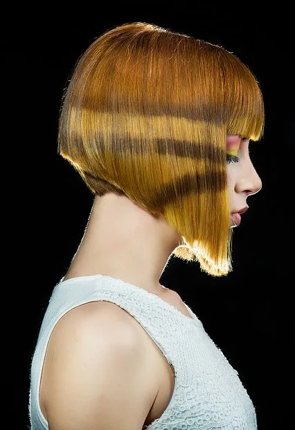 Rikottu hiusmalli tuo trendikkyyttä ulkoasuun.